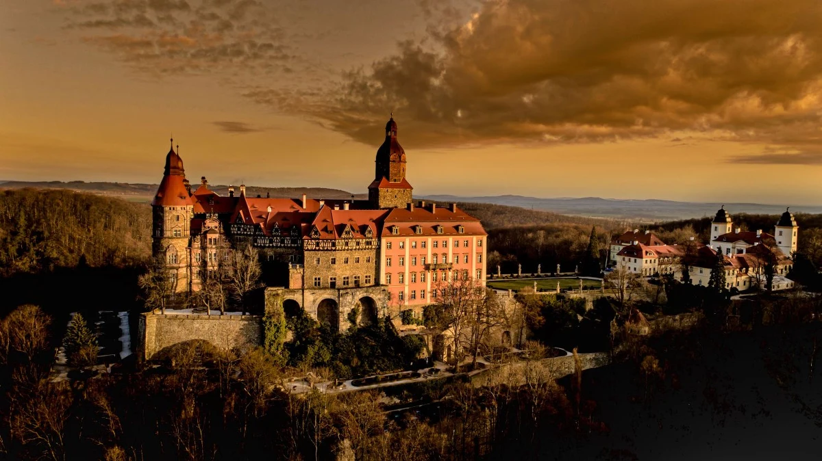 Wielka wystawa wynalazków Leonarda da Vinci, wirtualny spacer po transatlantyku Piłsudski, unikatowe preparaty Zakładu Medycyny Sądowej z Wrocławia, Bitwa Epok i premiery książek. To tylko niektóre z atrakcji Dolnośląskiego Festiwalu Tajemnic w Zamku Książ w Wałbrzychu, jednego z największych spotkań miłośników historii w Polsce. Impreza odbędzie się w drugi weekend sierpnia.