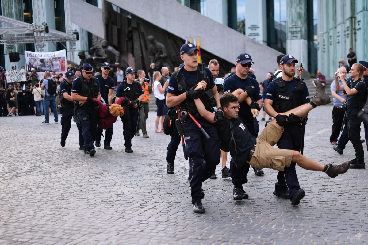 Policja usunęła z placu Krasińskich protestujących przeciwko Marszowi Powstania Warszawskiego. Funkcjonariusze apelowali wcześniej do tych osób o odsunięcie się. Kilkadziesiąt osób zostało wylegitymowanych. Ich sprawy trafią do sądu. 