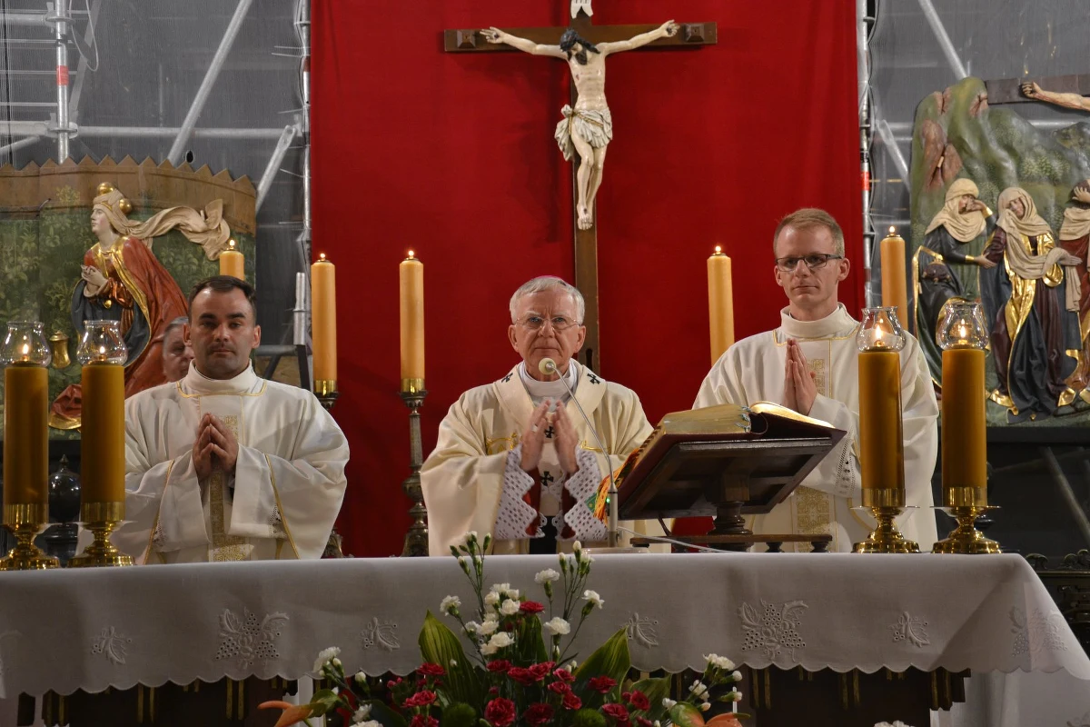 Jednym z punktów krakowskich uroczystości upamiętniających 75. rocznicę Powstania Warszawskiego, była Msza Święta odprawiona w Bazylice Mariackiej pod przewodnictwem abpa Marka Jędraszewskiego. Podczas kazania mówił: „Czerwona zaraza już nie chodzi po naszej ziemi, ale pojawiła się nowa, neomarksistowska, chcąca opanować nasze dusze, serca i umysły. Nie czerwona, ale tęczowa.”