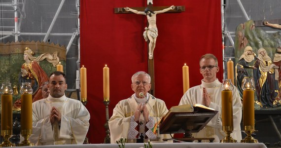 Jednym z punktów krakowskich uroczystości upamiętniających 75. rocznicę Powstania Warszawskiego, była Msza Święta odprawiona w Bazylice Mariackiej pod przewodnictwem abpa Marka Jędraszewskiego. Podczas kazania mówił: „Czerwona zaraza już nie chodzi po naszej ziemi, ale pojawiła się nowa, neomarksistowska, chcąca opanować nasze dusze, serca i umysły. Nie czerwona, ale tęczowa.”