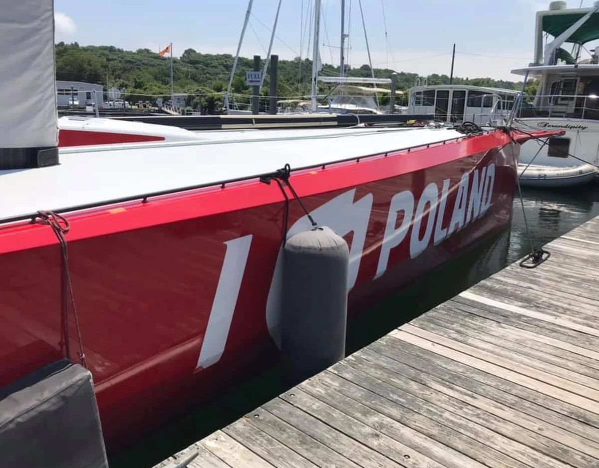 Miała być wyjątkowa promocja Polski przy okazji stulecia odzyskania przez nasz kraj niepodległości, a znów jest kuriozalna wpadka. Jacht I Love Poland nadal nie może wypłynąć w rejs i nie weźmie udziału w prestiżowym Fastnet Race - jednym z najsłynniejszych wyścigów morskich świata.