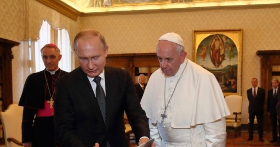 Podczas spotkania z rosyjską śpiewaczką operową Swietłaną Kasjan papież przyjął jej zaproszenie do odwiedzenia Rosji. Powiedział, że chciałby to zrobić "jako osoba prywatna" – informuje w piątek "Nowaja Gazieta". Oficjalnego zaproszenia z Moskwy na razie nie ma.