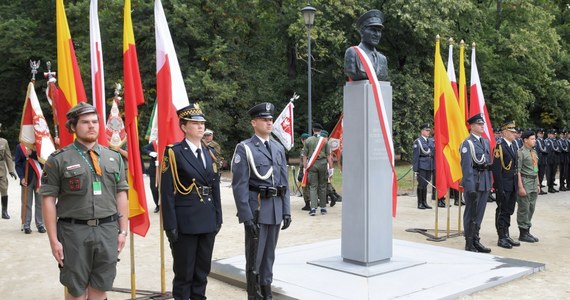 W warszawskim Parku im. Marszałka Edwarda Rydza-Śmigłego odsłonięto pomnik gen. bryg. Zbigniewa Ścibora-Rylskiego ps. Motyl. 3 sierpnia przypada pierwsza rocznica śmierci Zbigniewa Ścibora-Rylskiego, żołnierza Samodzielnej Grupy Operacyjnej "Polesie" gen. Franciszka Kleeberga, Armii Krajowej, uczestnika Powstania Warszawskiego, członka Rady Honorowej Muzeum Powstania Warszawskiego, wieloletniego prezesa Związku Powstańców Warszawskich.