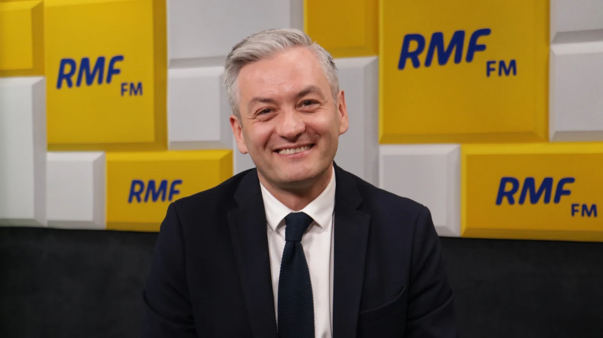 Robert Biedroń pytany o komentarz w sprawie słów abpa Jędraszewskiego powiedział: Obecna władza znalazła sobie kozła ofiarnego. Widać to też po tym, jak wyraża się bp Jędraszewski. Granica, którą przekroczył jest w demokratycznym państwie, w kraju, który jest tak doświadczony faszyzmem, jest granicą nieprzekraczalną. Użycie takiego języka straszliwie piętnuje. Dzisiaj oczekuję przeprosin. I cytat z papieża Franciszka „Kimże ja jestem, żeby ich oceniać” i marzę o tym, żeby polski Kościół hierarchiczny używał języka papieża Franciszka. Bp Jędraszewski to diabeł wcielony. Od słowa nienawiści, do czynów nienawiści jest bardzo bliska droga. Ludzie odpowiedzialni nie skalują napięcia. Biskup Jędraszewski zrobił błąd  - napompował ten balon jeszcze bardziej.