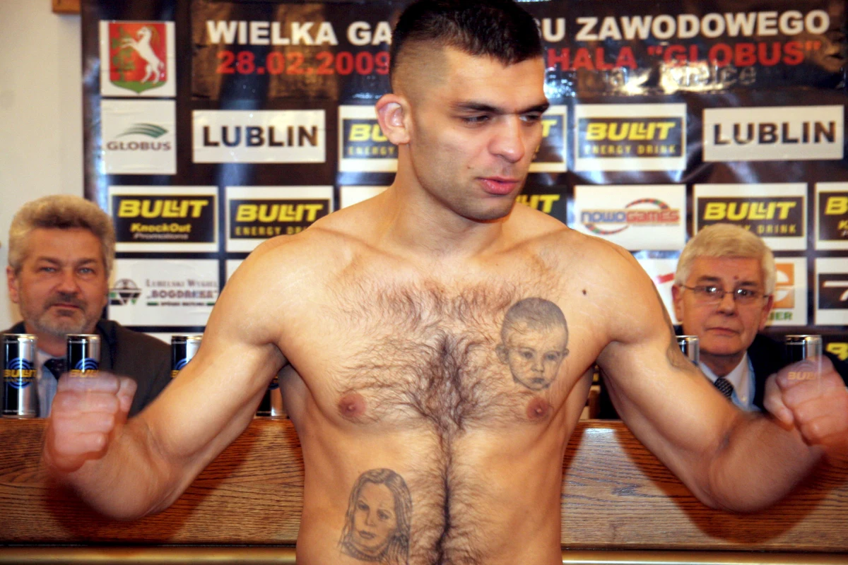 Nie żyje pięściarz Dawid "Cygan" Kostecki. 38-letni bokser popełnił samobójstwo w celi. Ostatnio miał problemy z prawem. Odsiadywał karę za kierowanie zorganizowaną grupą przestępczą. 