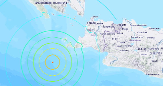 Indonezyjskie służby ratunkowe odwołały ostrzeżenie przed tsunami wydane po trzęsieniu ziemi o magnitudzie 7, które wystąpiło w piątek u wybrzeży Sumatry na zachodzie Indonezji.