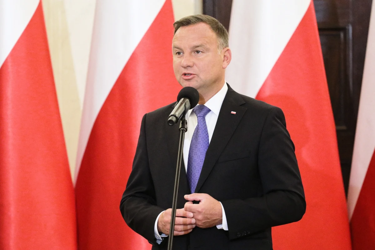 Zaraz po otrzymaniu opinii PKW o kalendarzu wyborów, ogłoszę ich termin - zapowiedział prezydent Andrzej Duda. Zdradził, że we wniosku do PKW wskazał niedzielę 13 października, bo chciałby, żeby kampania wyborcza była jak najkrótsza.