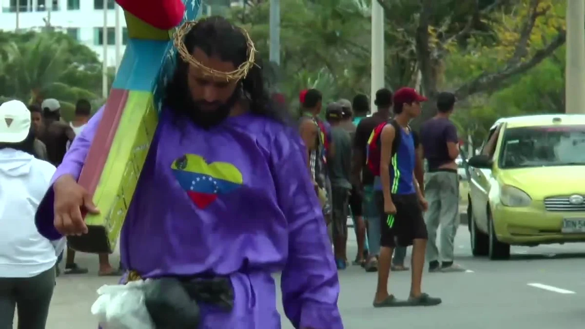 Jesus Paucar z Wenezueli chciał zwrócić uwagę na dramat swoich rodaków. Postanowił odbyć szczególną pielgrzymkę, by zwrócić uwagę na kryzys panujący w Wenezueli. Mężczyzna przez 24 dni maszerował przez Kolumbię z krzyżem na plecach, na którym wyryty był napis „SOS”. Celem jego pielgrzymki była Wenezuela. Jego heroiczna wędrówka miała być przesłaniem dla Kolumbijczyków oraz innych narodów sąsiadujących z Wenezuelą, aby ze zrozumieniem traktowali uchodźców z tego kraju. Jak szacuje Organizacja Narodów Zjednoczonych, w wyniku kryzysu ekonomicznego panującego w Wenezueli kraj opuściło około 4 milionów obywateli.