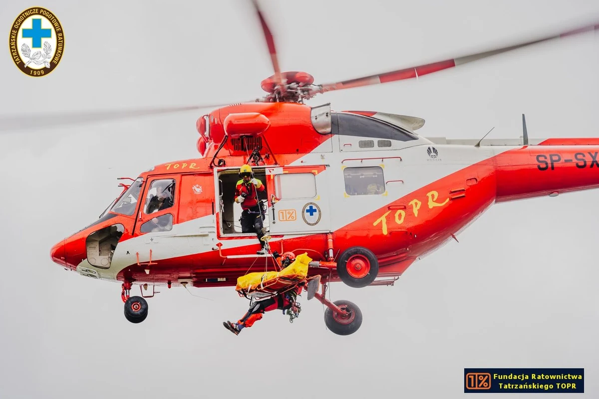 W piątek wieczorem ratownicy TOPR zostali wezwani na pomoc przez czterech turystów, który utknęli w eksponowanym terenie w rejonie Orlej Perci. Ratownicy na pokładzie śmigłowca dotarli do potrzebujących pomocy.
