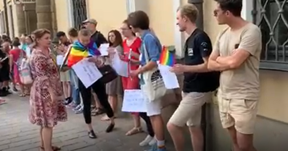 Przed krakowską kurią protestowały osoby LGBT. W ten sposób zareagowały na słowa abpa Marka Jędraszewskiego, który w homilii upamiętniającej 75. rocznicę wybuchu powstania warszawskiego mówił o "tęczowej zarazie".