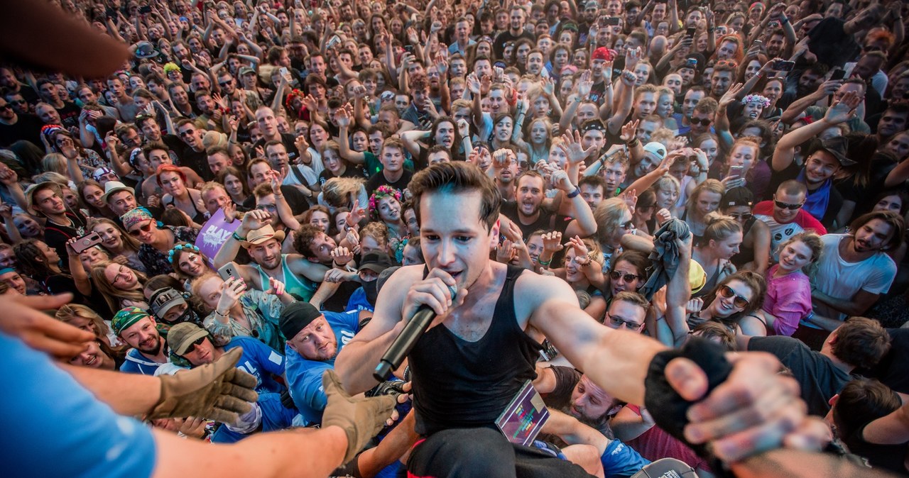 Tłumy śpiewające z Krzysztofem Zalewskim, imponująca frekwencja na Prophets Of Rage, huczne urodziny Acid Drinkers, wytop metalowej surówki i nietypowe opracowania wielkich przebojów w wykonaniu Tulii - drugi dzień 25. Pol'and'Rock Festival w Kostrzynie nad Odrą dostarczył kolejną dawkę zróżnicowanych emocji.