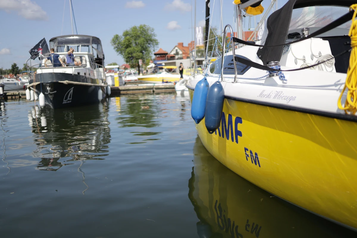 Tym razem w naszym wakacyjnym cyklu odwiedziliśmy Mikołajki na Mazurach, a konkretnie nasz żółto-niebieski port, czyli Wioskę Żeglarską. Przez weekend na naszej antenie i na RMF24 nie zabraknie żeglarskich tematów. Byliśmy na regatach, smażyliśmy omlety dla żeglarzy, a także popłynęliśmy w krótki rejs naszym Maxusem 33.1 RS. 