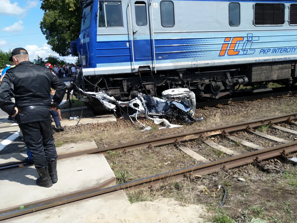 Jedna osoba zginęła w zderzeniu pociągu z samochodem osobowym w miejscowości Nawino (Zachodniopomorskie) - poinformowała w sobotę straż pożarna. Pasażerowie pociągu nie odnieśli obrażeń.