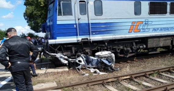 Jedna osoba zginęła w zderzeniu pociągu z samochodem osobowym w miejscowości Nawino (Zachodniopomorskie) - poinformowała w sobotę straż pożarna. Pasażerowie pociągu nie odnieśli obrażeń.