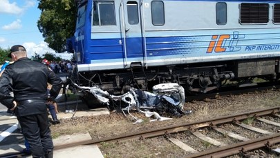 Zachodniopomorskie: Samochód zderzył się z pociągiem. Nie żyje jedna osoba