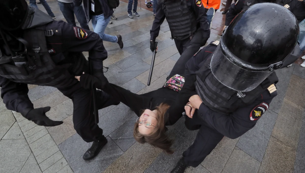 Ponad 700 osób zostało zatrzymanych podczas sobotniej demonstracji opozycji w Moskwie – poinformowała monitorująca sytuację organizacja OWD-Info. Jest to kolejny protest przeciw niedopuszczeniu niezależnych kandydatów do wrześniowych wyborów lokalnych w stolicy Rosji.