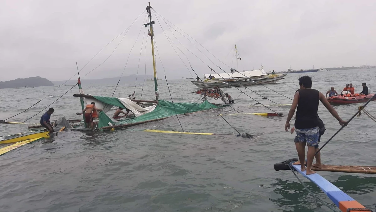 Co najmniej siedem osób zginęło, a 31 uratowano na Filipinach, kiedy podczas złej pogody zatonęły trzy promy na morzu między dwiema prowincjami kraju - poinformowała w sobotę filipińska straż przybrzeżna.
