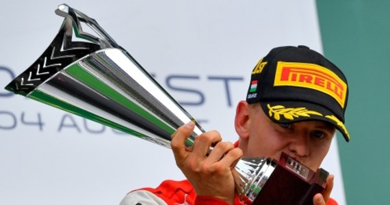 20-letni Mick Schumacher, syn siedmiokrotnego mistrza świata F1 Michaela Schumachera, odniósł pierwsze zwycięstwo w Formule 2. Niemiec wygrał wyścig na torze Hungaroring pod Budapesztem.