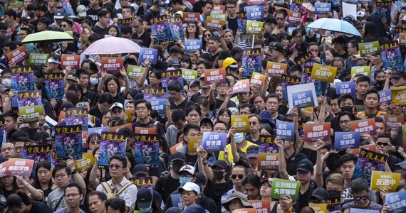 Policja w Hongkongu użyła gazu łzawiącego do rozproszenia kilkuset osób protestujących na głównej wyspie miasta przeciwko projektowi nowelizacji prawa ekstradycyjnego. Dzień wcześniej również doszło do starć demonstrantów z policją. 