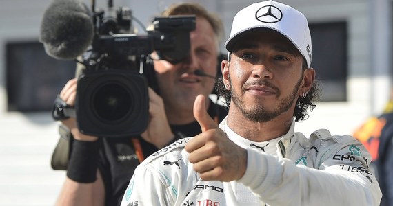 Lewis Hamilton z ekipy Mercedesa wygrał Grand Prix Węgier. Brytyjczyk na ostatnich okrążeniach wyprzedził Holendra Maxa Verstappena (Red Bull). Robert Kubica zajął 19. miejsce. 