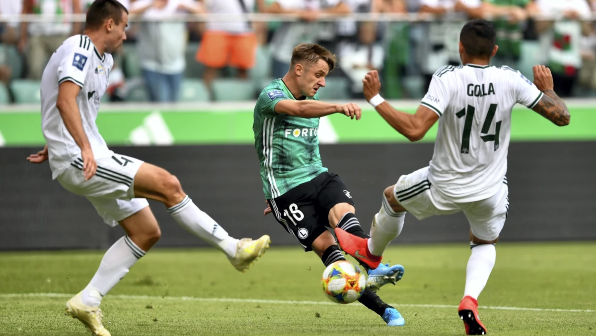 Piłkarze mistrza i wicemistrza Polski zremisowali bezbramkowo u siebie niedzielne mecze 3. kolejki ekstraklasy. Najlepszy w poprzednim sezonie Piast Gliwice zanotował taki wynik z Pogonią Szczecin, a Legia Warszawa - ze Śląskiem Wrocław. Liderem jest Lech Poznań.