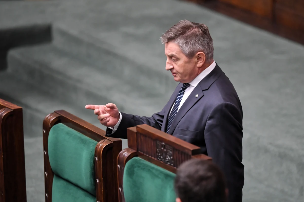 Dokumenty na temat ponad stu lotów Marka Kuchcińskiego, które dostali posłowie PO, obejmują tylko ostatnich 16 miesięcy. Reszta została zniszczona - pisze poniedziałkowa "Rzeczpospolita".