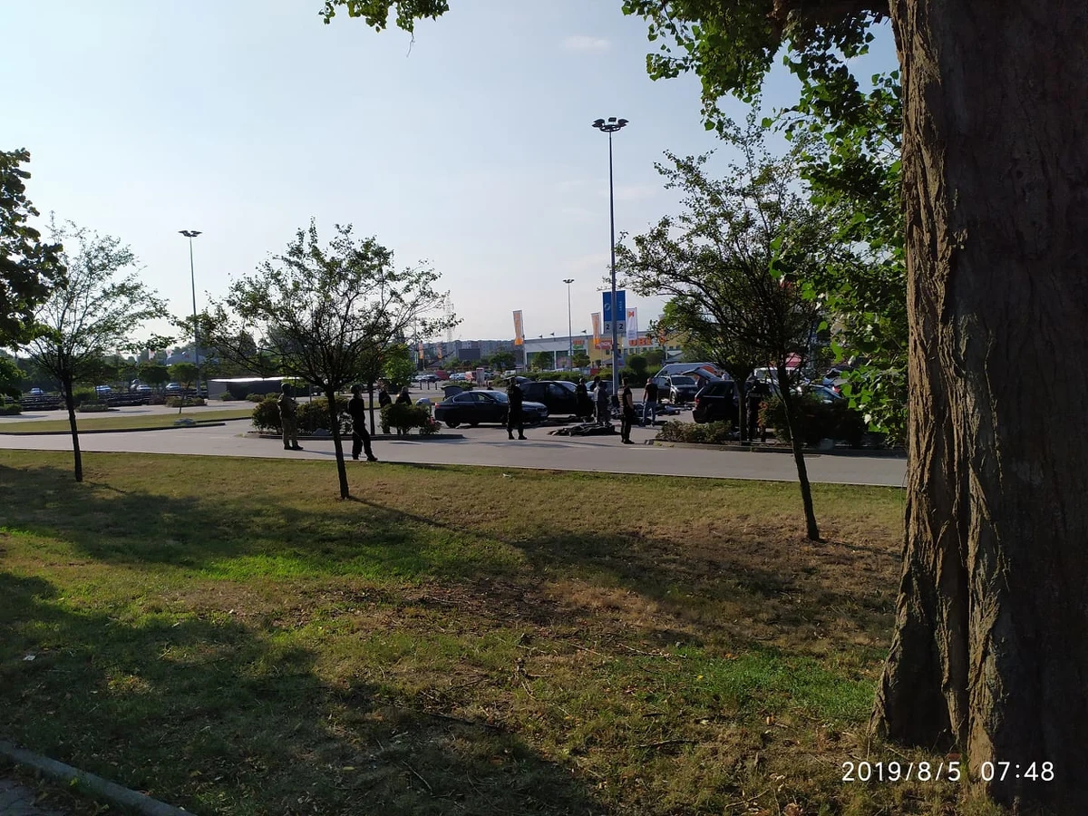 Akcja policji w Krakowie przy centrum handlowym na alei Pokoju. Funkcjonariusze zatrzymali 20 osób. To głównie obywatele Rosji pochodzący z Kaukazu.