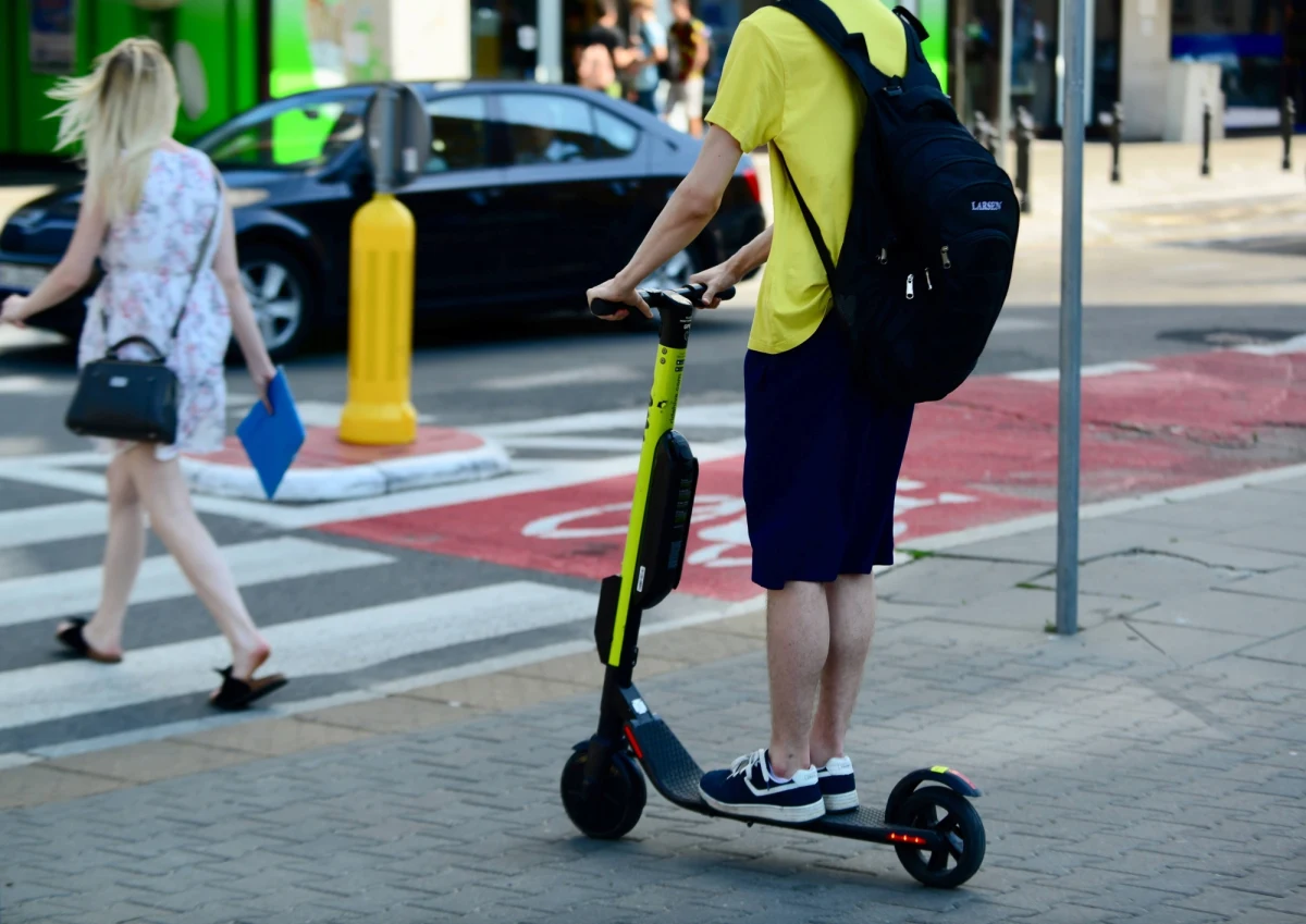 Złamania, otarcia, urazy głowy - wypadków na elektrycznych hulajnogach jest coraz więcej. Te jednoślady, które można wypożyczyć już w sześciu polskich miastach, stały się przyczyną co najmniej kilkuset mniej lub bardziej poważnych incydentów - pisze "Dziennik Gazeta Prawna".