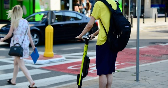 Złamania, otarcia, urazy głowy - wypadków na elektrycznych hulajnogach jest coraz więcej. Te jednoślady, które można wypożyczyć już w sześciu polskich miastach, stały się przyczyną co najmniej kilkuset mniej lub bardziej poważnych incydentów - pisze "Dziennik Gazeta Prawna".