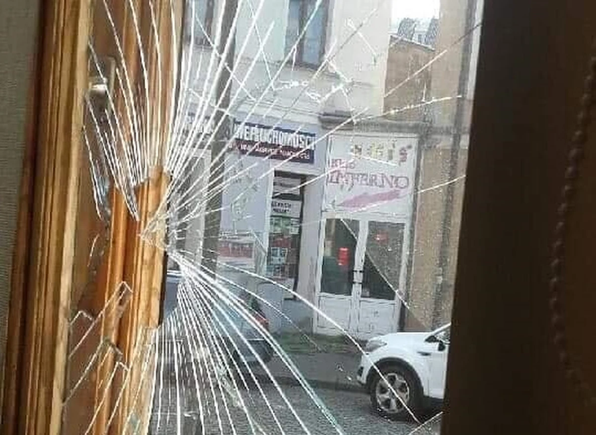 Ktoś wybił szyby w biurze, które posłanka Prawa i Sprawiedliwości Joanna Borowiak prowadzi we Włocławku wspólnie z senatorem Józefem Łyczakiem i europosłem Kosmą Złotowskim. O sprawie została poinformowana policja. 