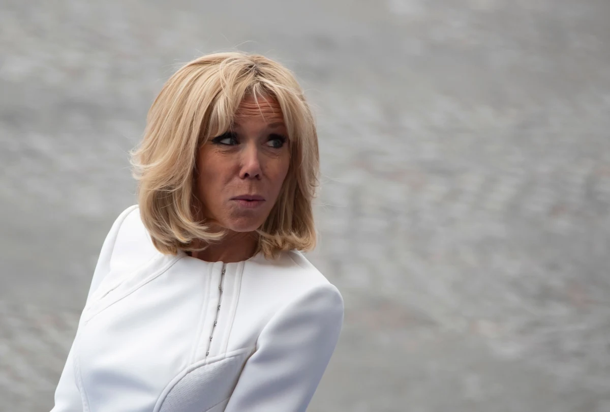 Prawdziwa gorączka zapanowała wśród francuskich paparazzi. Oblegają oni letnią rezydencję prezydenta Emmanuela Macrona. Usiłują zrobić zdjęcia pierwszej damie Francji, która niedawno przeszła operację plastyczną. 