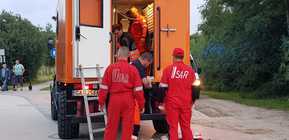 Wypadek w pobliżu Kołobrzegu w Zachodniopomorskiem. Silny wiatr porwał skoczków spadochronowych w kierunku morza. Dwie osoby zmarły. 