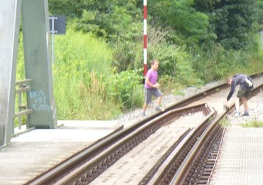 Niebezpieczna "zabawa" nastolatków z Polski w Niemczech. Układali na torach kamienie