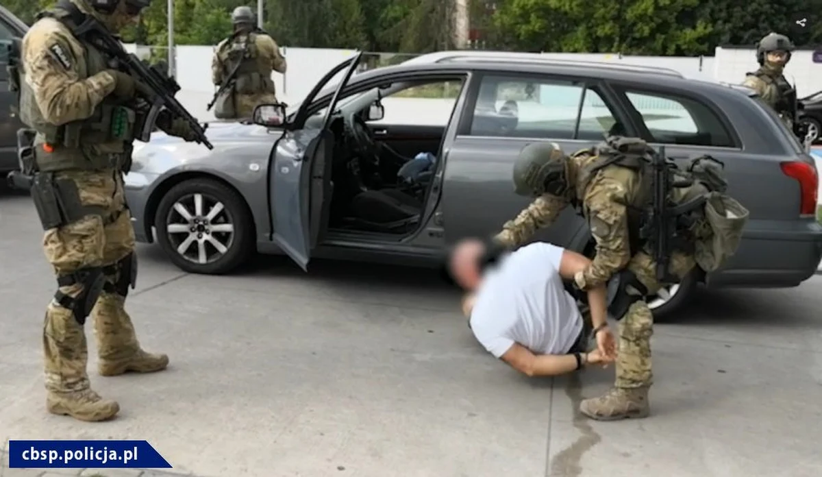 10 zatrzymanych, przechwyconych 10,5 litra płynnej amfetaminy, ponad 5 kg marihuany oraz ponad kilogram amfetaminy i MDMA - to efekt wielkiej akcji Centralnego Biura Śledczego Policji i funkcjonariuszy z komendy wojewódzkiej w Krakowie. Operacja wymierzona była w grupę podejrzaną o rozprowadzanie narkotyków na dużą skalę. W trakcie akcji policjanci oddali ostrzegawcze strzały.