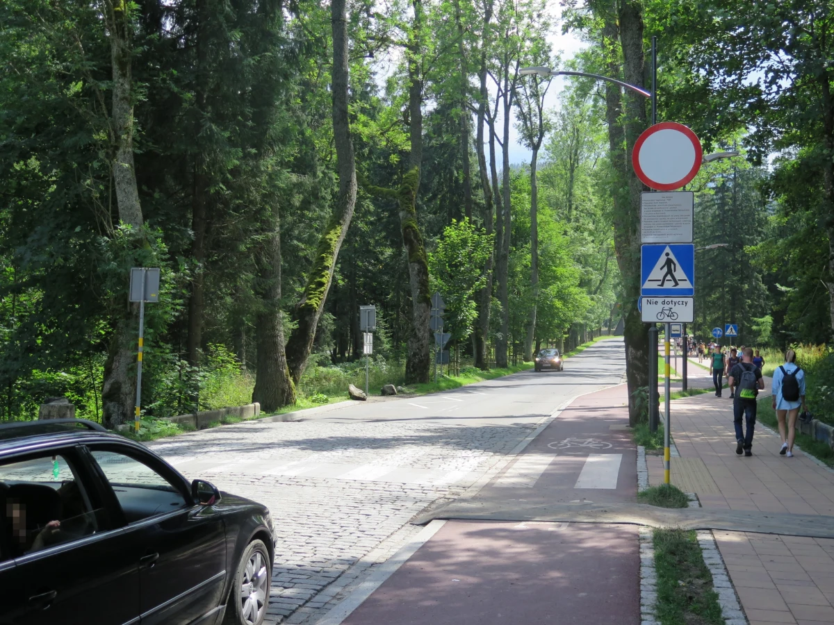 Kierowcy w Zakopanem mają kolejny problem z popularną nawigacją GPS. W lipcu kierowała ich na zamknięty odcinek drogi na Gubałówce, teraz wysyła ich do Kuźnic, gdzie także obowiązuje zakaz ruchu. Jak mówi nam szef zakopiańskiej straży miejskiej Marek Trzaskoś, strażnicy codziennie upominają dziesiątki kierowców - niektórzy z nich kończą z mandatem.