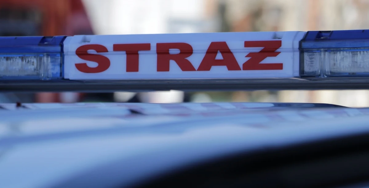 Dwie osoby trafiły do szpitali po wybuchu butli z gazem i pożarze w domu w Sławkowie k. Kętrzyna (woj. warmińsko-mazurskie). Eksplozja uszkodziła jedną ze ścian nośnych budynku, w którym mieszkały cztery rodziny.
