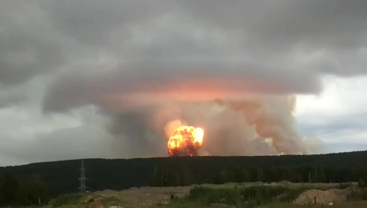 Ponad 20 tysięcy mieszkańców ewakuowano z okolic bazy w Aczyńsku na Syberii po serii potężnych eksplozji, do których doszło w rosyjskiej bazie wojskowej, w składzie amunicji. Rannych jest co najmniej 12 osób.
Do walki z ogniem skierowano m.in. pociągi pożarnicze. 