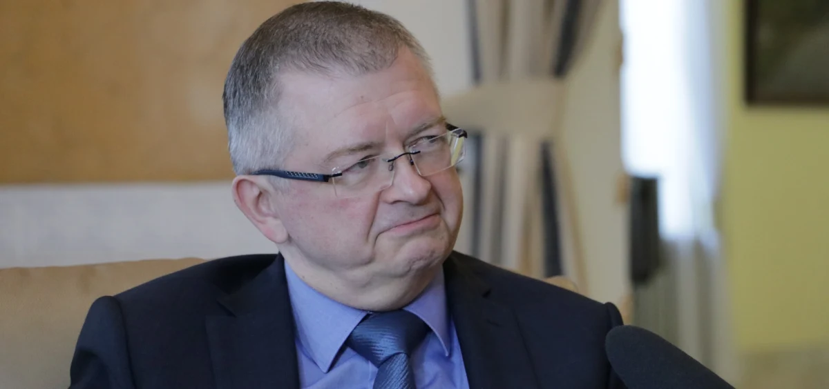 "Jeśli by w Polsce dano sobie spokój z teoriami spiskowymi w związku z katastrofą smoleńską, wrak dawno byłby już w Polsce. Nie ma co szukać innych motywów przetrzymywania wraku" - stwierdził w rozmowie z Onetem ambasador Rosji Siergiej Andriejew. "Niestety w Polsce uparcie doszukujecie się spisku i nie chcecie uznać rezultatów śledztwa. Dawno już zakończylibyśmy śledztwo, ale póki ono nie jest zakończone, wedle prawa nie możemy oddać wraku" - tłumaczył. 