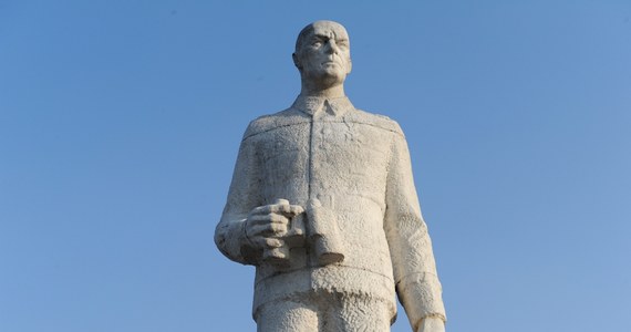 Znamy losy pomnika generała Zygmunta Berlinga, który w niedzielę został zrzucony z cokołu na Saskiej Kępie w Warszawie. Jak ustalił reporter RMF FM, nie ma szans, by monument powrócił na swoje miejsce.