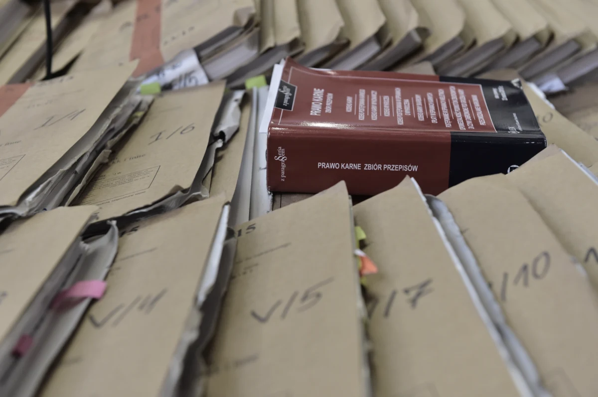 Pierwszy proces związany ze styczniowym morderstwem Pawła Adamowicza ruszył  dzisiaj przed Sądem w Gdańsku. Prezydent tego miasta został zaatakowany podczas finału WOŚP. Napastnik wtargnął na scenę z nożem i kilkukrotnie dźgnął Pawła Adamowicza. Na ławie oskarżonych zasiadł Dariusz S. - jeden z pracowników ochrony, a zarazem dyrektor do spraw bezpieczeństwa w agencji, która zabezpieczała gdański finał WOŚP. Jak donosi nasz reporter, oskarżony przyznał się do zarzutów. Dariusz S. wyjaśniał, że spanikował, leczy się psychiatrycznie i ma kłopoty z koncentracją.