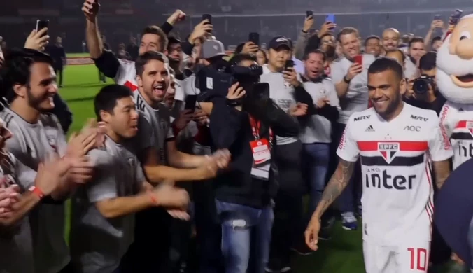 Dani Alves zaprezentowany na stadionie Sao Paulo. Tłumy kibiców witało piłkarza. Wideo