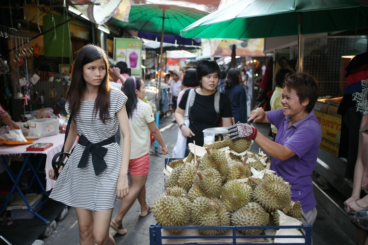 Tajlandzka policja poinformowała, że w środę na targu Pratunam w Bangkoku znalazła bombę, która nie wybuchła, a prawdopodobnie miała eksplodować w serii ataków przeprowadzonych w stolicy w piątek. Rany odniosły wtedy cztery osoby.