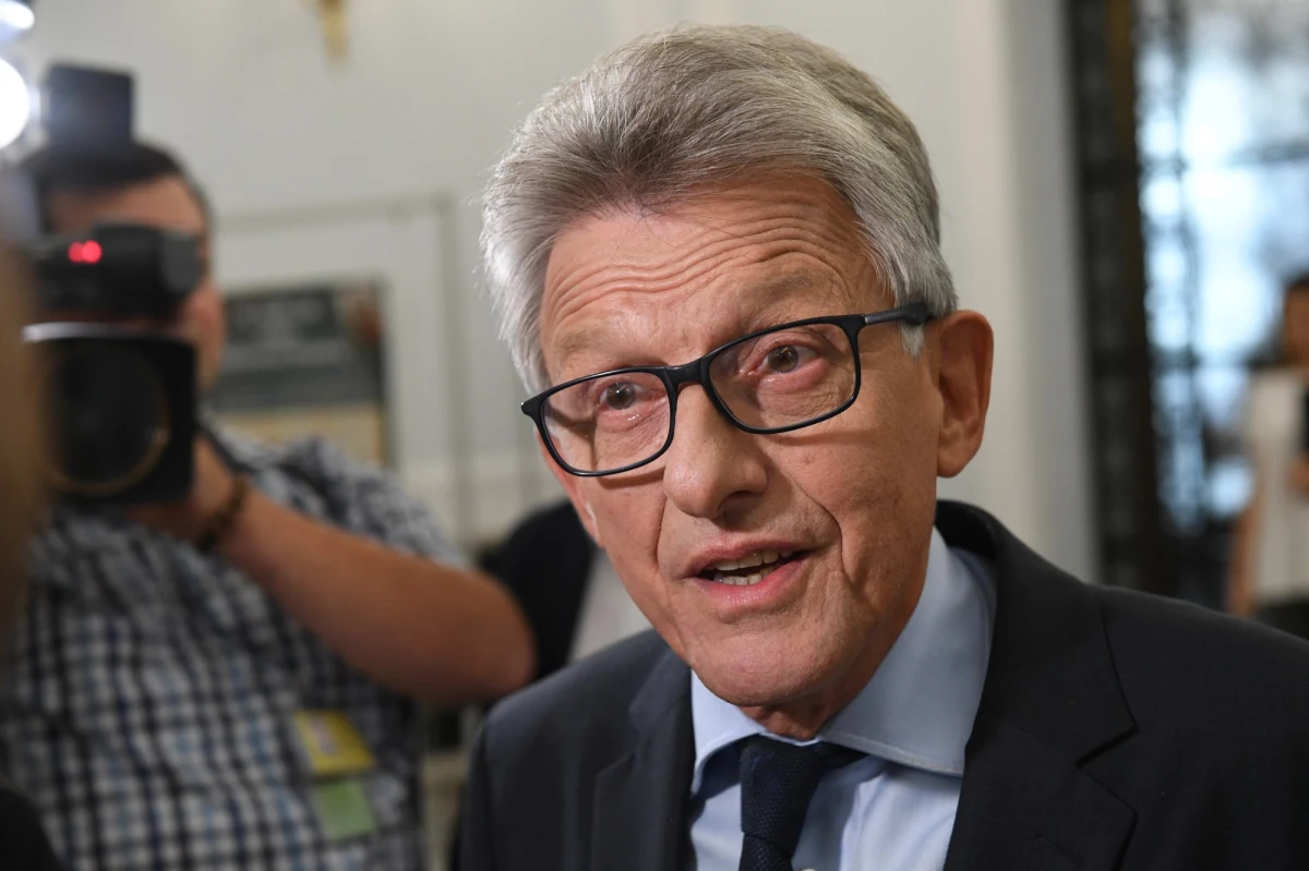 "Tego dnia Instytut Hematologii i Transfuzjologii w Warszawie opuściła moja żona. Otrzymała po wyjściu ze szpitala kilkaset ampułek leku, który trzeba przechowywać w stanie zamrożonym - i zrodził się problem, jak dotrzeć z tymi ampułkami jak najszybciej do domu. (…) Dowiedziałem się, że pan marszałek będzie leciał do Rzeszowa i skorzystałem z tej sposobności" - tak poseł PiS Stanisław Piotrowicz wyjaśnia w rozmowie z dziennikarzem RMF FM, w jakich okolicznościach leciał z marszałkiem Sejmu Markiem Kuchcińskim rządowym samolotem z Warszawy do Rzeszowa. Na uwagę Krzysztofa Zasady, że przeciętny obywatel nie miałby takiej możliwości, Piotrowicz odparł: "Jestem przekonany, że gdyby zwrócili się z takim wyjątkowym problemem do pana marszałka, nie odmówiłby".