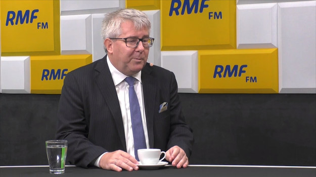 "Marszałek Kuchciński przeprosił, więc nie uważam, żeby istniały przesłanki do dymisji marszałka" – mówił Ryszard Czarnecki w Rozmowie w samo południe w RMF FM. "Wydaje mi się, że formację polityczną trzeba oceniać po tym, jak się zmierza się z problemem" - trzeba jasno powiedzieć, to jest pewien problem. My się tym zajmiemy – dodał gość pytany o sprawę lotów marszałka Kuchcińskiego.

"Po naszej stronie jest absolutna wola wyjaśnienia tej sprawy nawet nie od A do Z, tylko od A do Ż. Tak, żeby tutaj nikt nie miał wątpliwości co do naszych intencji, co do klarowności tego, co będzie w przyszłości" - tak mówił Ryszard Czarnecki o sprawie lotów marszałka Kuchcińskiego rządowym samolotem, na pokład którego zapraszano posłów PiS i ich rodziny. "To PiS, a nie żadna inna formacja, która rządziła wcześniej, występuje teraz z inicjatywą uregulowania tych spraw, aby najważniejsze osoby w państwie były jak żona Cezara - poza podejrzeniami, żeby nie było żadnych wątpliwości na tle formalnoprawnej" - tłumaczył w Rozmowie w samo południe w RMF FM eurodeputowany PiS. "Tych wątpliwości nie było, kiedy Donald Tusk brał do Peru swoją małżonkę w ramach podróży życia czy w ciągu dwóch podróży do Afryki - do dwóch afrykańskich krajów też brał swoją żonę" - dodawał. 

Podkreślał, że "pokora (w PiS - red.) cały czas jest". "My uważamy, że tę sprawę należy wyjaśnić. Pan marszałek Kuchciński powiedział 'przepraszam' i dobrze, że tak się stało" - mówił. Zastrzegał, że sprawa lotów "to raczej jest wyjątek od reguły niż reguła". "Chodzi nie o 'posłów i europosłów PiS', tylko o 'posła' i 'europosła' - jednego" - ocenił. Na pytanie o to, czy leciał kiedykolwiek z marszałkiem Sejmu Markiem Kuchcińskim lub marszałkiem Senatu Stanisławem Karczewskim, gość RMF FM odpowiedział krótko: "nie".

 Paweł Balinowski pytał swojego gościa również o rozpoczynającą się kampanię wyborczą.  Wybory parlamentarne odbędą sie 13 października. "Pan prezes Jarosław Kaczyński przedstawi program, zmodyfikowany. (...) To 