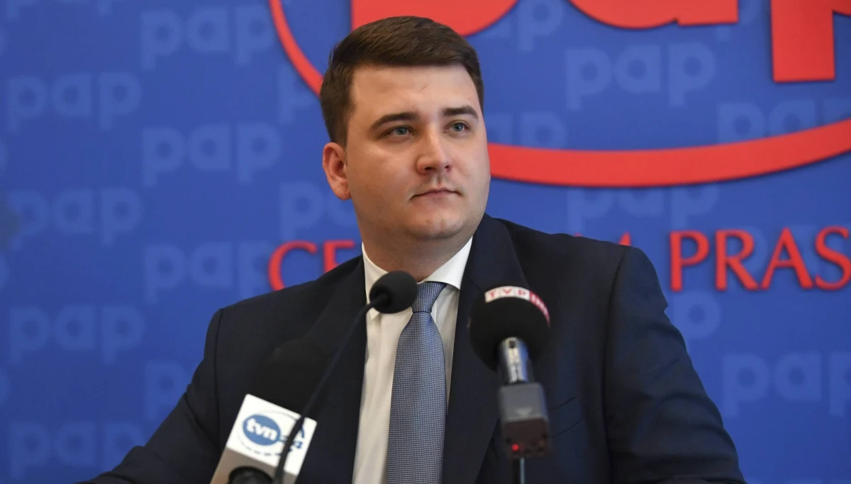 Były rzecznik MON Bartłomiej Misiewicz pozostanie na wolności - postanowił Sąd Apelacyjny w Warszawie. Sąd ten oddalił zażalenie prokuratury na postanowienie sądu niższej instancji o możliwości opuszczenia przez Misiewicza aresztu po wpłaceniu kaucji. 