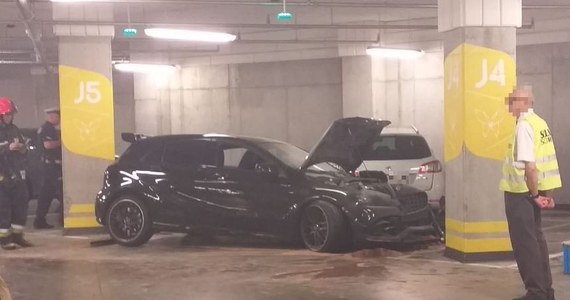 Elbląscy policjanci interweniowali na parkingu jednego z centrów handlowych, gdzie kierowca sportowego mercedesa uderzył w filar oraz inne auto. Jak się okazało, samochód sam "wydał go" policjantom. Teraz 20-letniemu kierowcy grozi do dwóch lat więzienia.