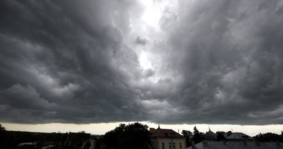 Gwałtowne burze przechodzą na południu Polski. Ponad trzy tysiące odbiorców zostały pozbawione prądu. Synoptycy wydali ostrzeżenia dla niemal całego kraju.