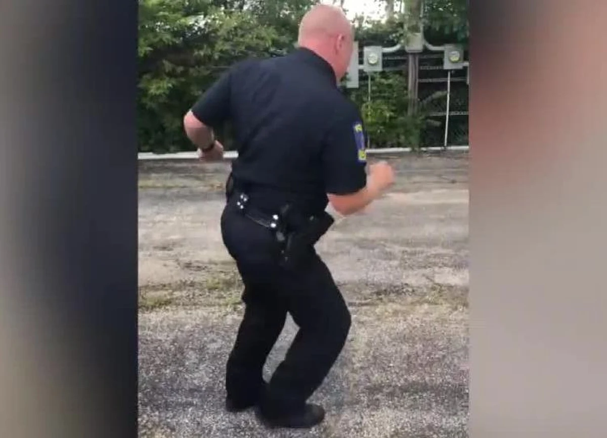 Cory Barrows, policjant z amerykańskiego Illinois, po 30 latach służby przeszedł na emeryturę. Mężczyzna zrobił to... tańcząc, a nagranie od razu stało się hitem internetu. Barrows pożegnał się ze służbą w rytm hitu Kenny'ego Logginsa z 1984 r. "Footloose".