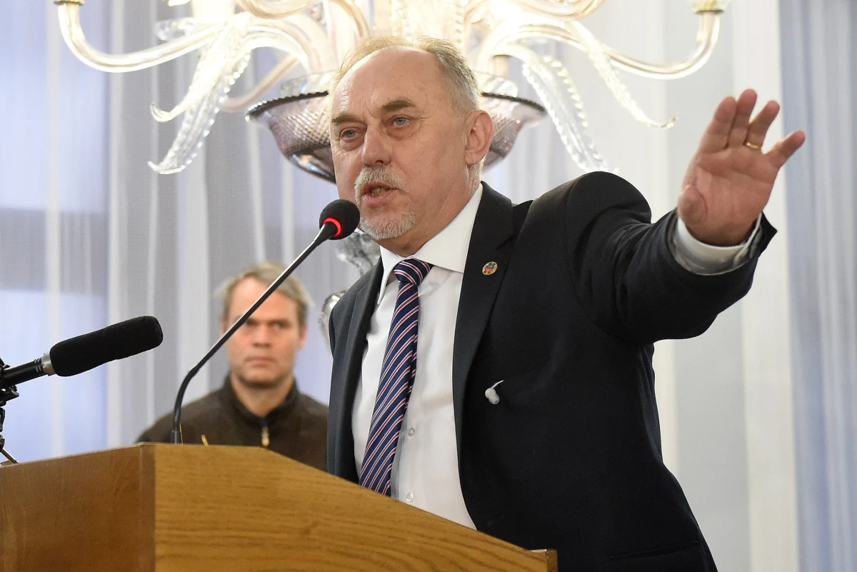 Urząd wojewódzki w Opolu zaskarżył niezrzeszonego posła Janusza Sanockiego, który przedwczoraj zniszczył barierkę na terenie urzędu. Doszło wtedy do awantury, a wezwani na pomoc policjanci wyprowadzili posła z budynku. Gdy pokazał legitymację poselską, został zwolniony. Swoje zachowanie określił jako bunt obywatelski przeciwko ograniczaniu prawa do swobodnego dostępu do urzędników. Parlamentarzyście grozi do pięciu lat więzienia.