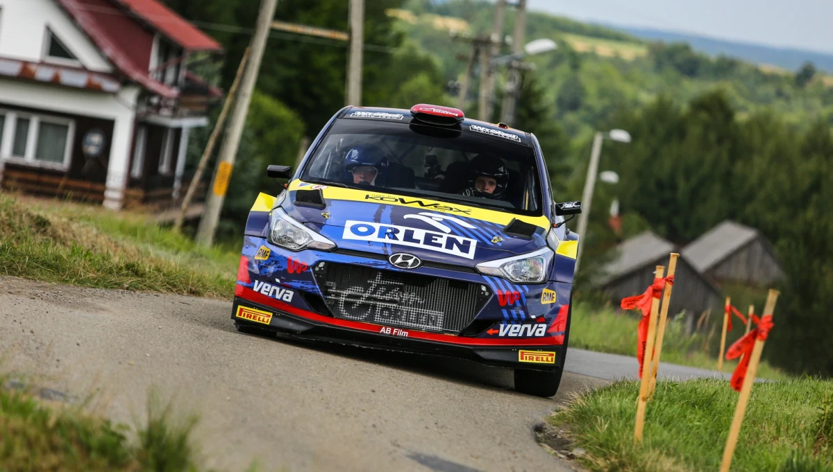 Kręte, wąskie i niezwykle wymagające asfaltowe odcinki specjalne na Podkarpaciu - właśnie na nich, w nadchodzący weekend, rozegra się walka podczas 28. edycji Rajdu Rzeszowskiego (8-10 sierpnia). W zawodach wystartuje kierowca ORLEN Team Kacper Wróblewski, który w poprzednich latach udowodnił, że potrafi być szybki na oesach tej rundy Mistrzostw Polski.